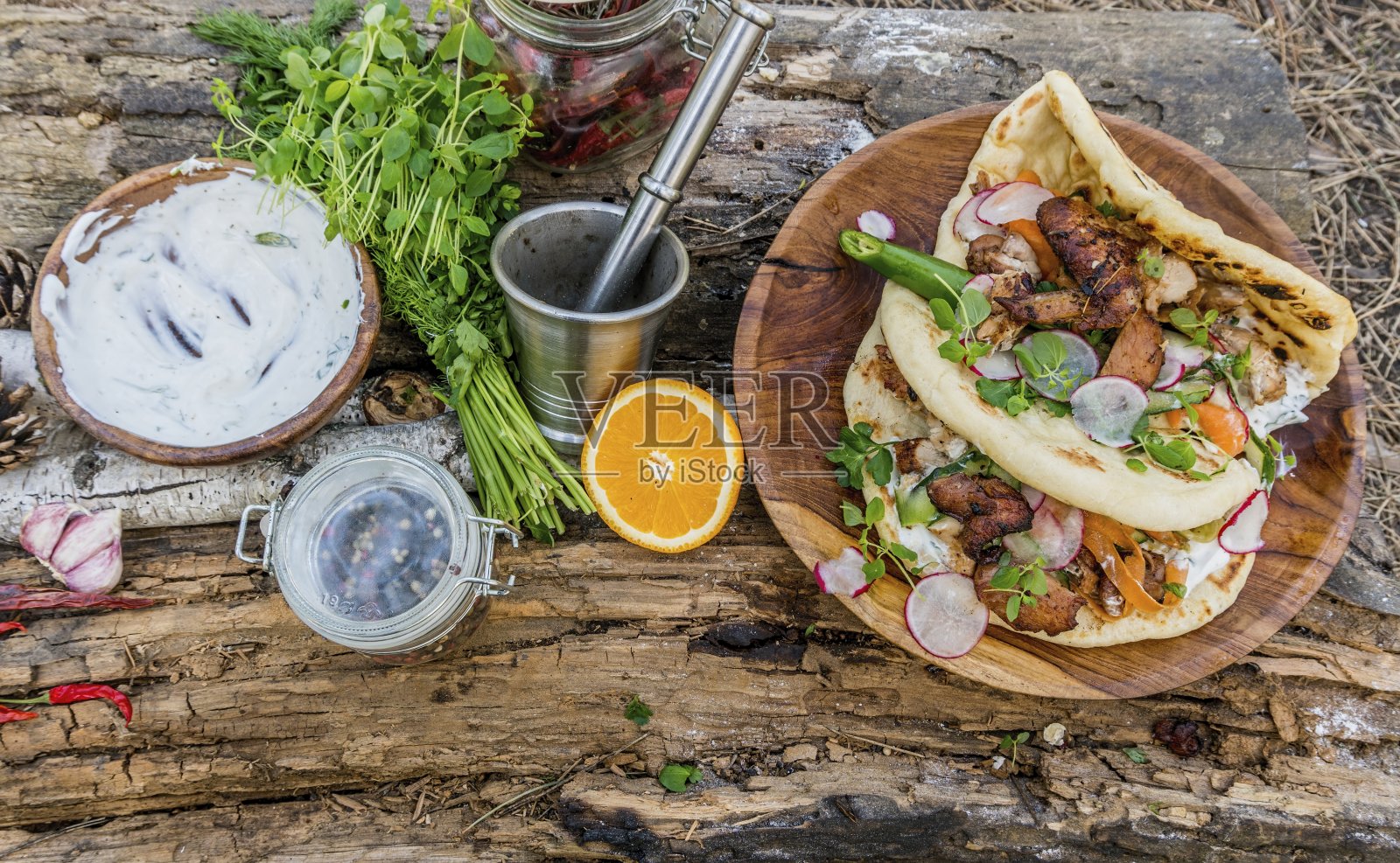 墨西哥卷饼或沙瓦马烤鸡和蔬菜在木制背景。照片摄影图片