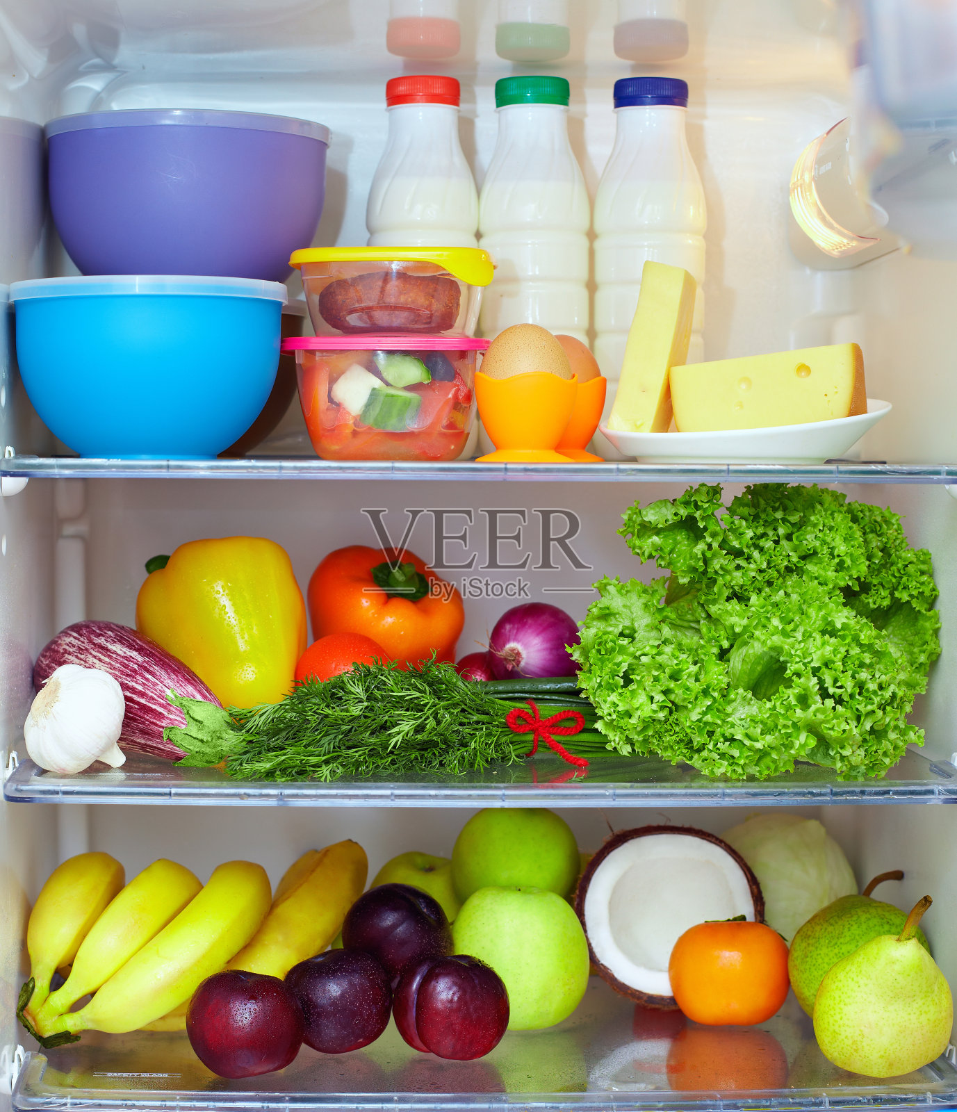 冰箱里装满了健康食品。水果，蔬菜和乳制品照片摄影图片