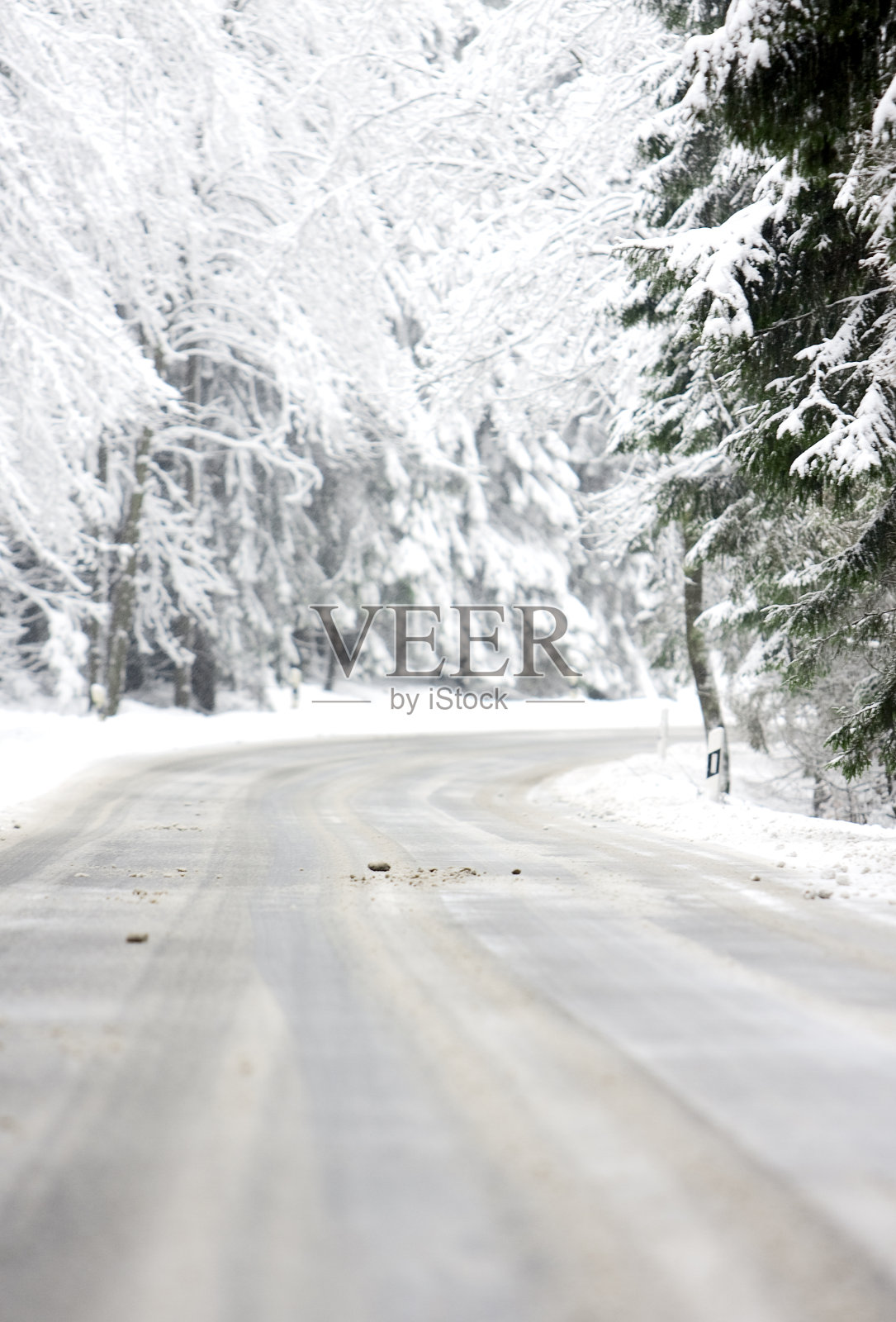 空旷的冬天的道路在积雪的森林照片摄影图片