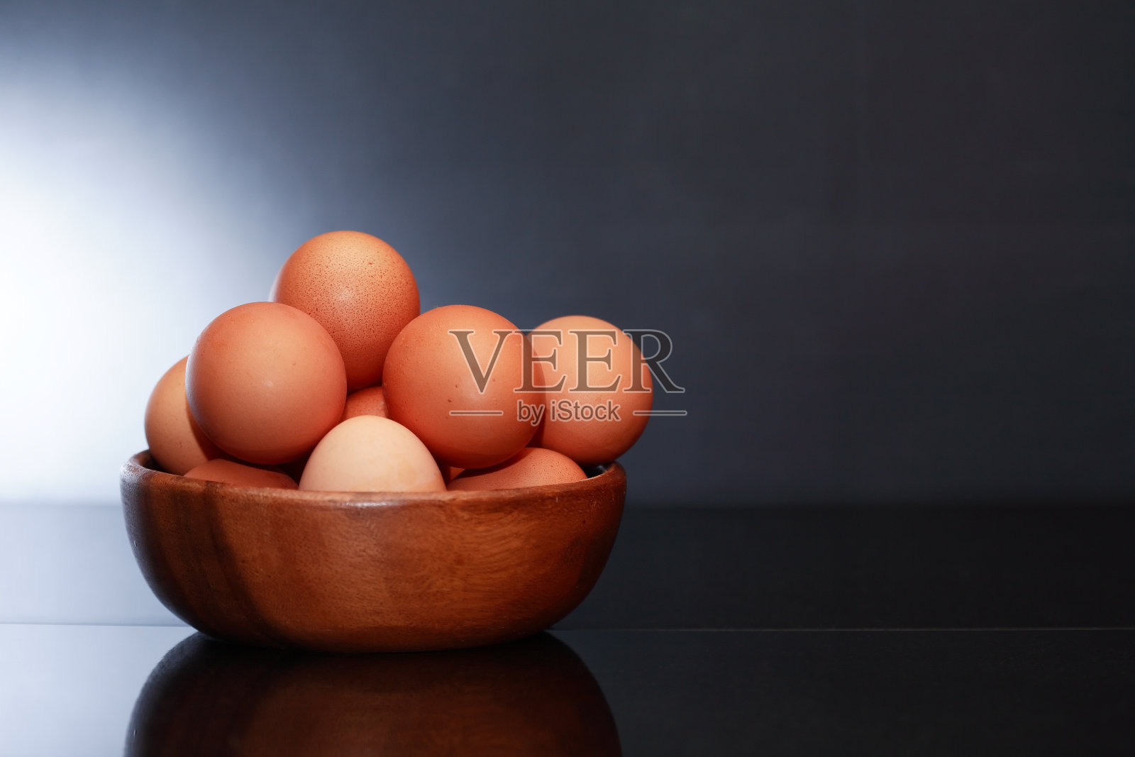 鸡蛋在碗里照片摄影图片