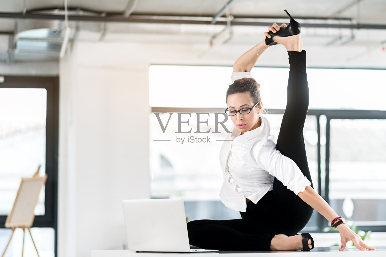 宁静的女性在工作中进行体操锻炼照片摄影图片