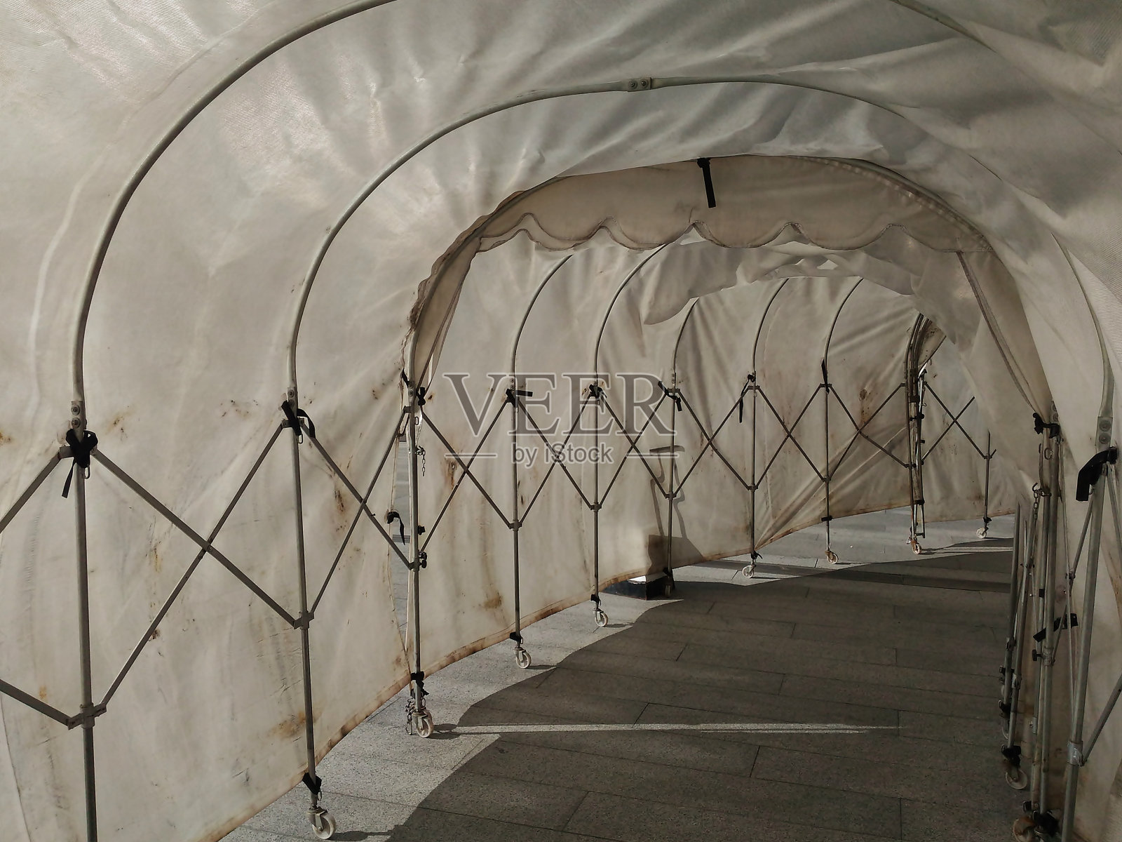 肮脏的可伸缩的工业隧道人行道遮荫和湿保护器，用于室外人行道照片摄影图片