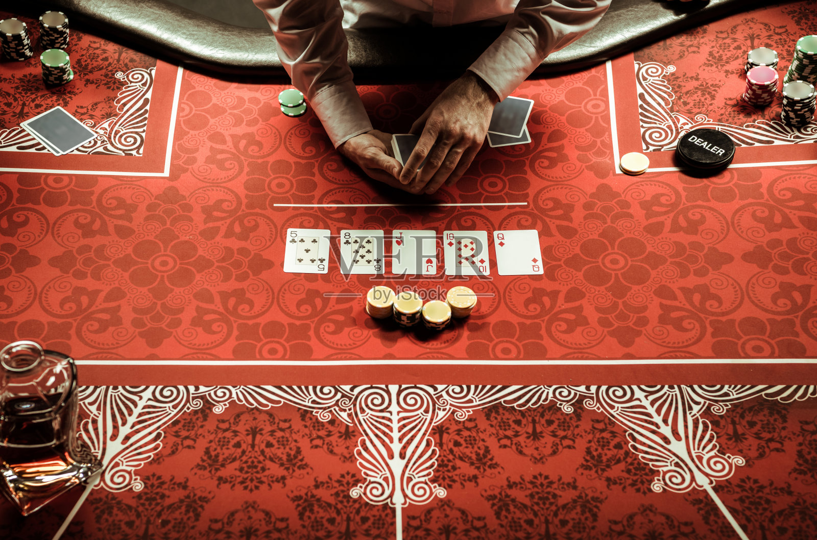 在赌场里玩扑克的男人和女人的俯视图照片摄影图片
