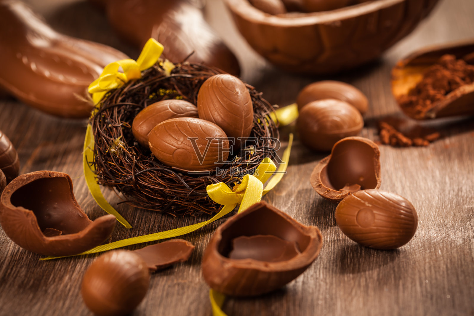 复活节用的各式巧克力蛋照片摄影图片