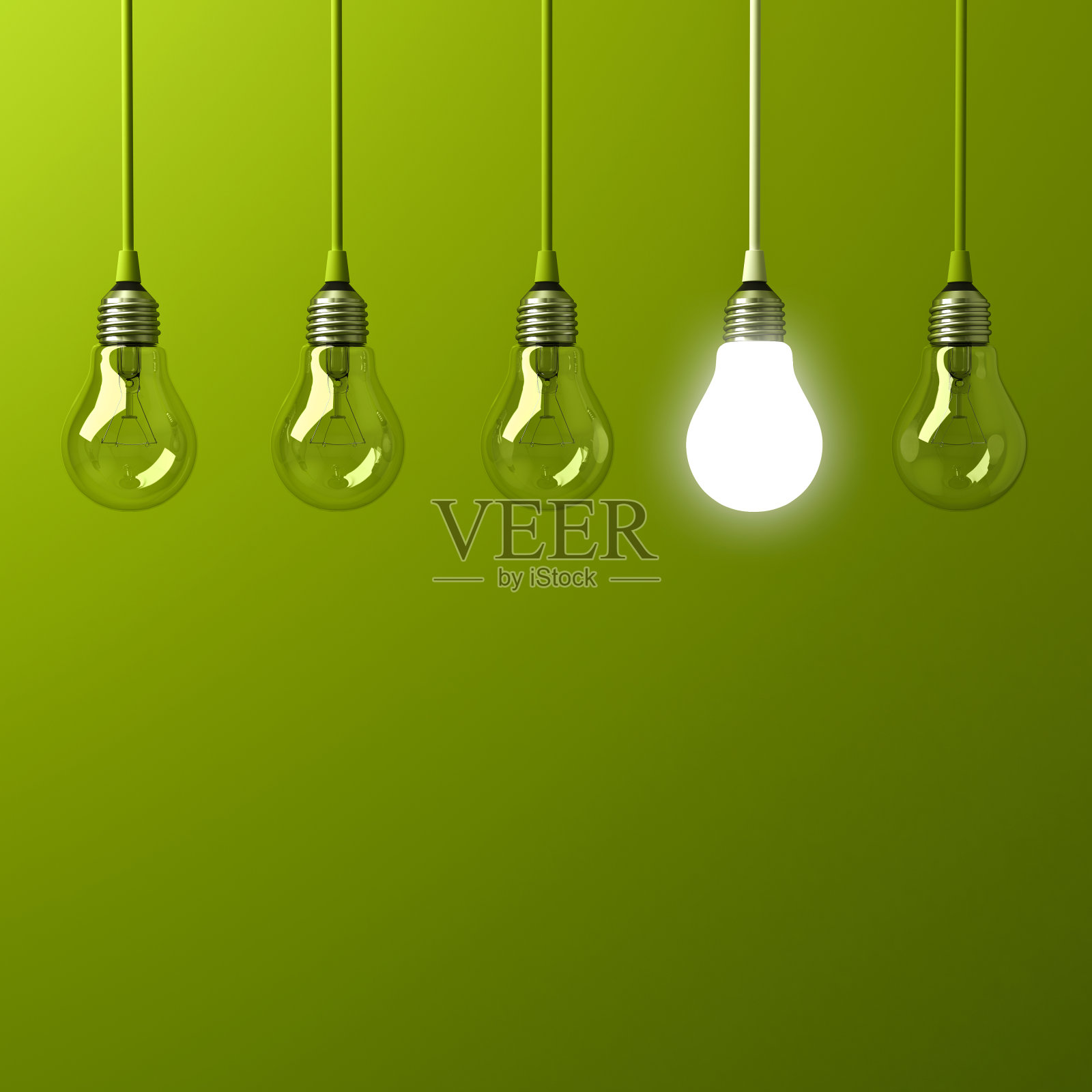一个悬挂的灯泡发光不同，从没有照明的白炽灯泡与绿色的背景反射，领导和不同的商业创意概念。三维渲染照片摄影图片