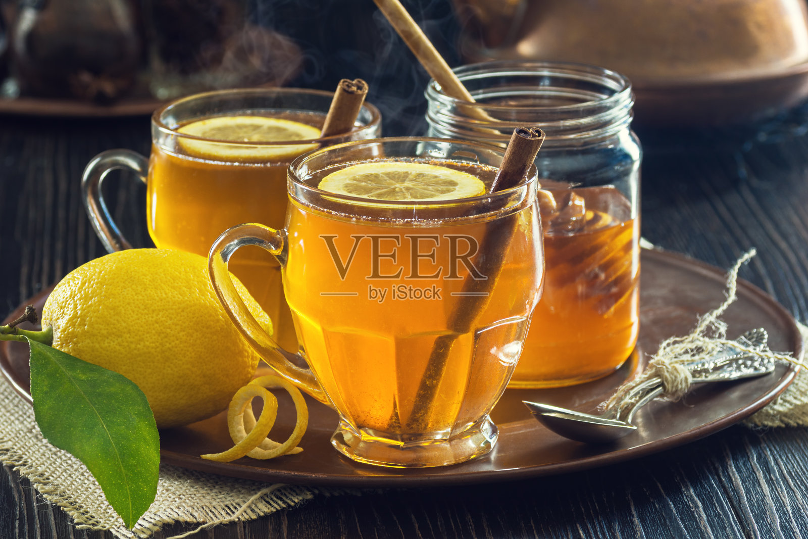 两杯柠檬香料凉茶或热棕榈照片摄影图片