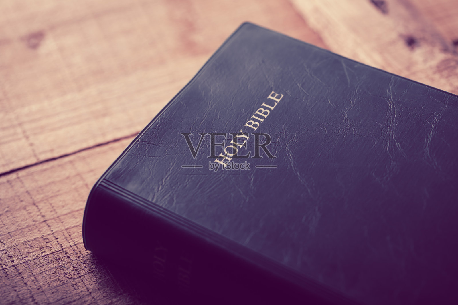 《圣经木桌》照片摄影图片