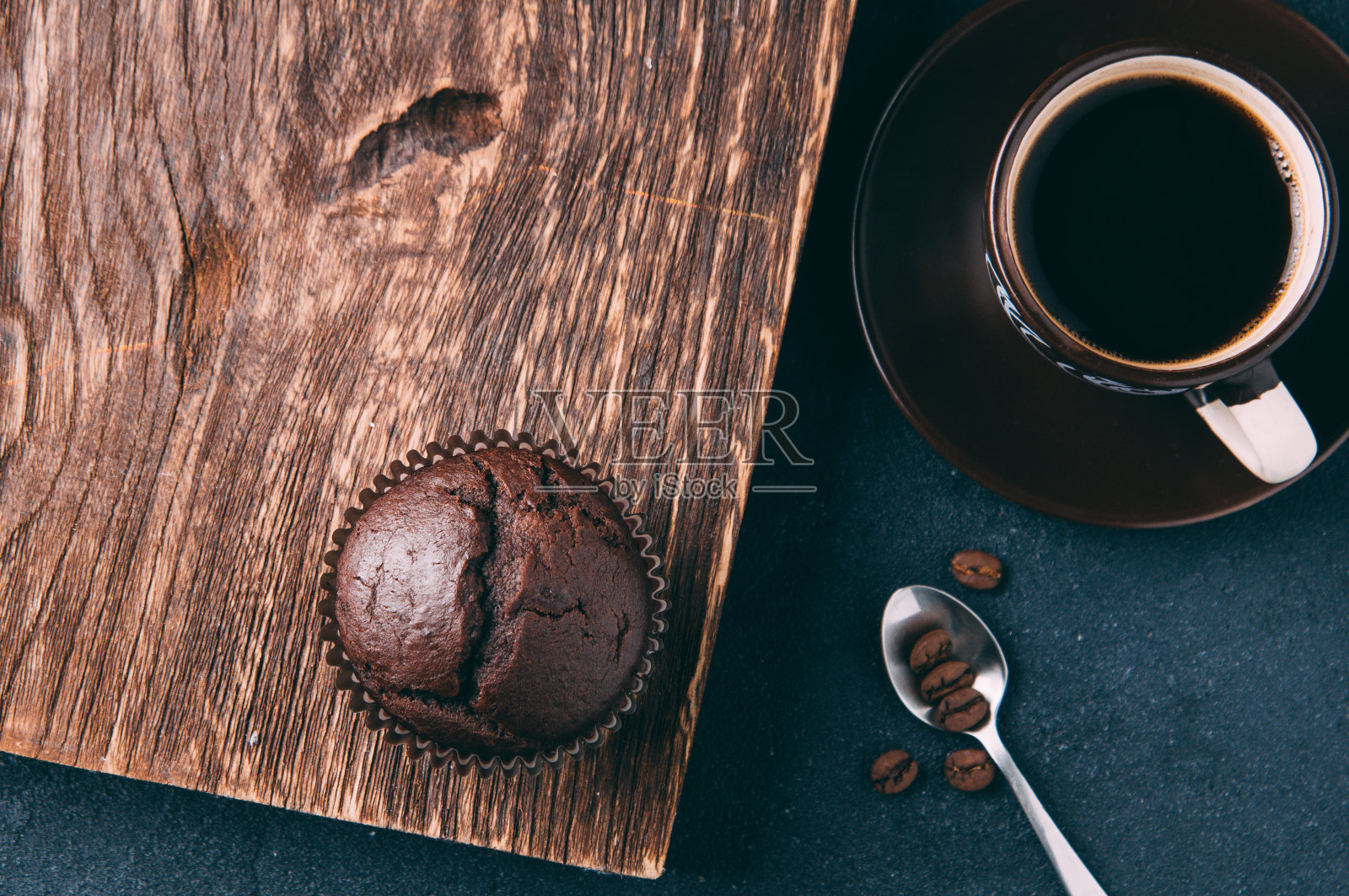 黑色背景上的咖啡和巧克力蛋糕照片摄影图片