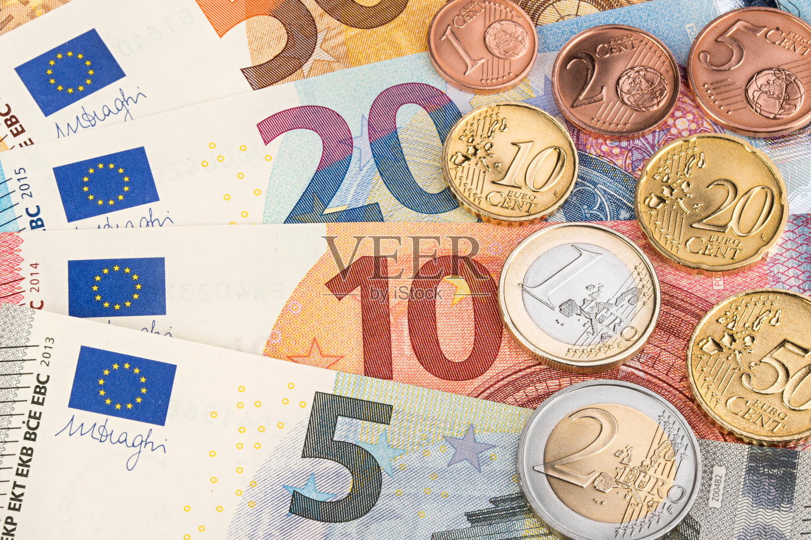 在纸币上印制欧元和美分硬币照片摄影图片