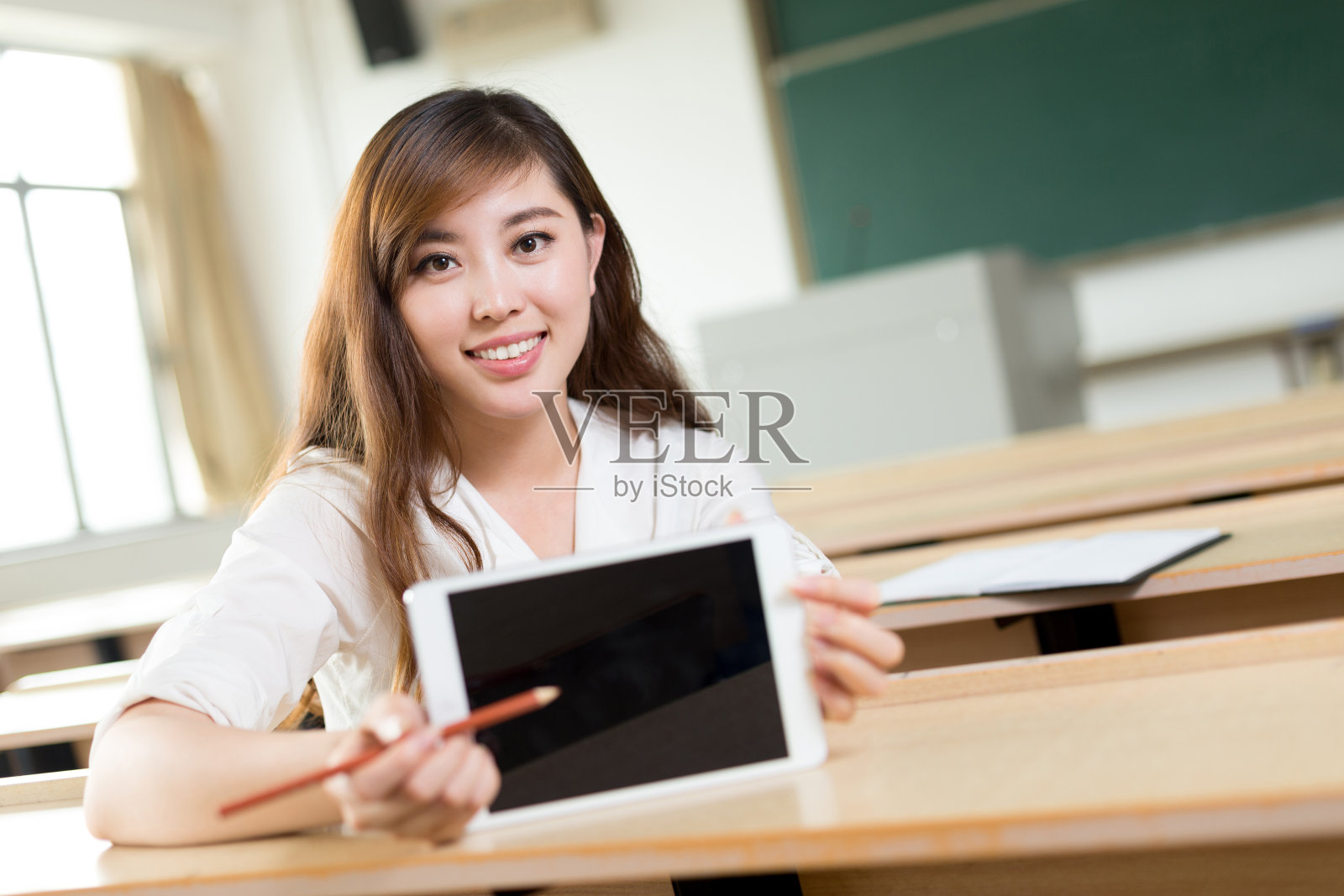 亚洲美女在课堂上使用平板电脑照片摄影图片