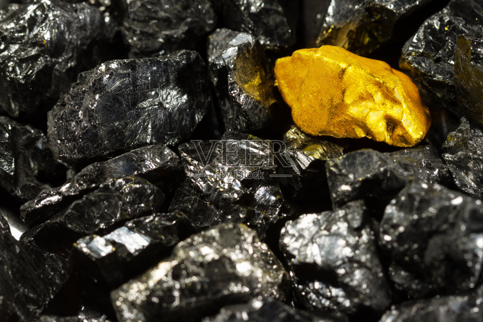 原煤上的金块，黑金，天然金照片摄影图片