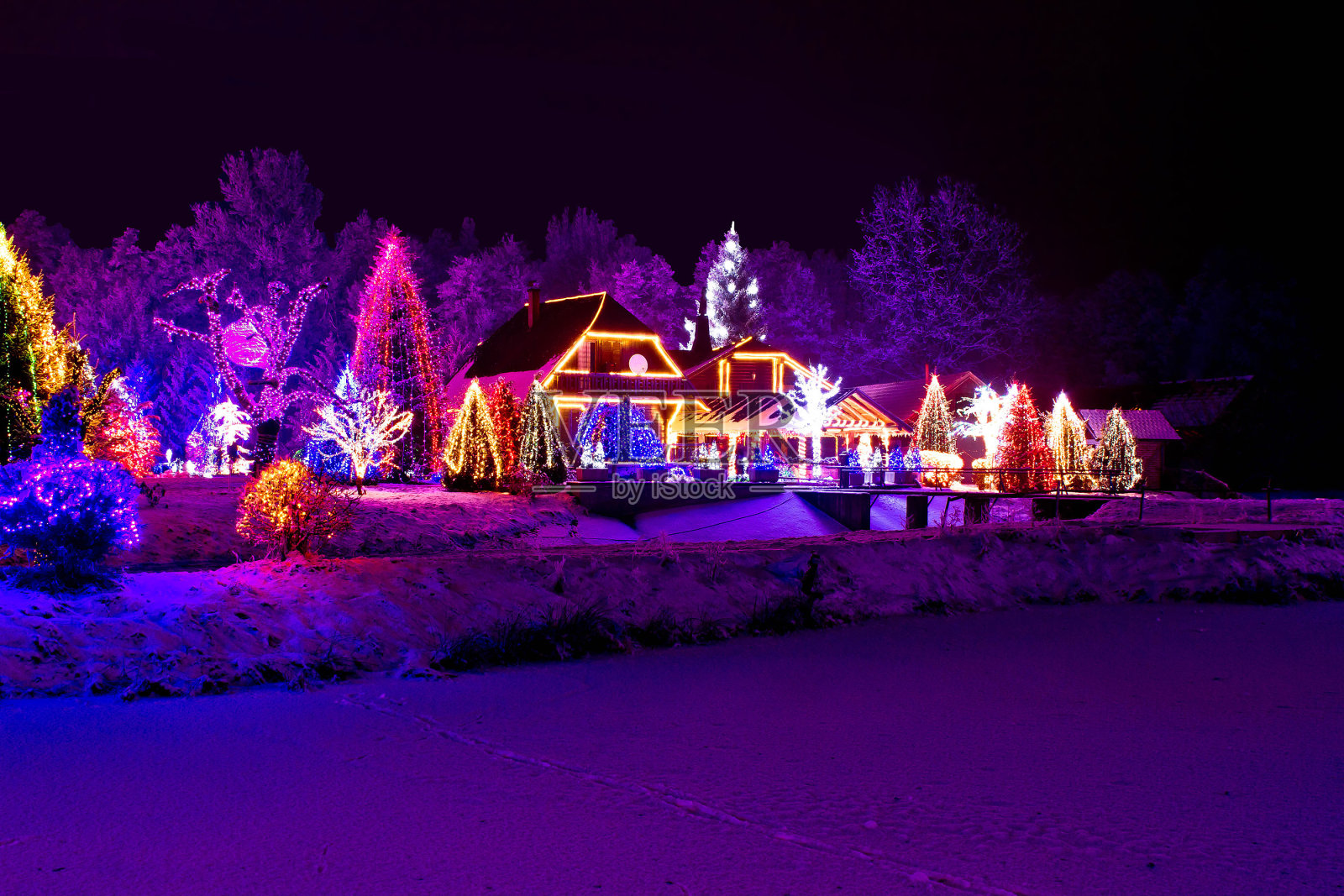 圣诞幻想-公园，森林和小屋在圣诞灯照片摄影图片