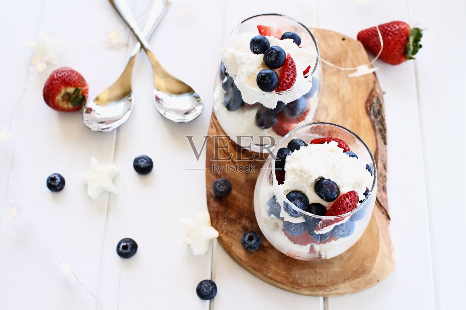 蓝莓草莓松糕和勺子照片摄影图片