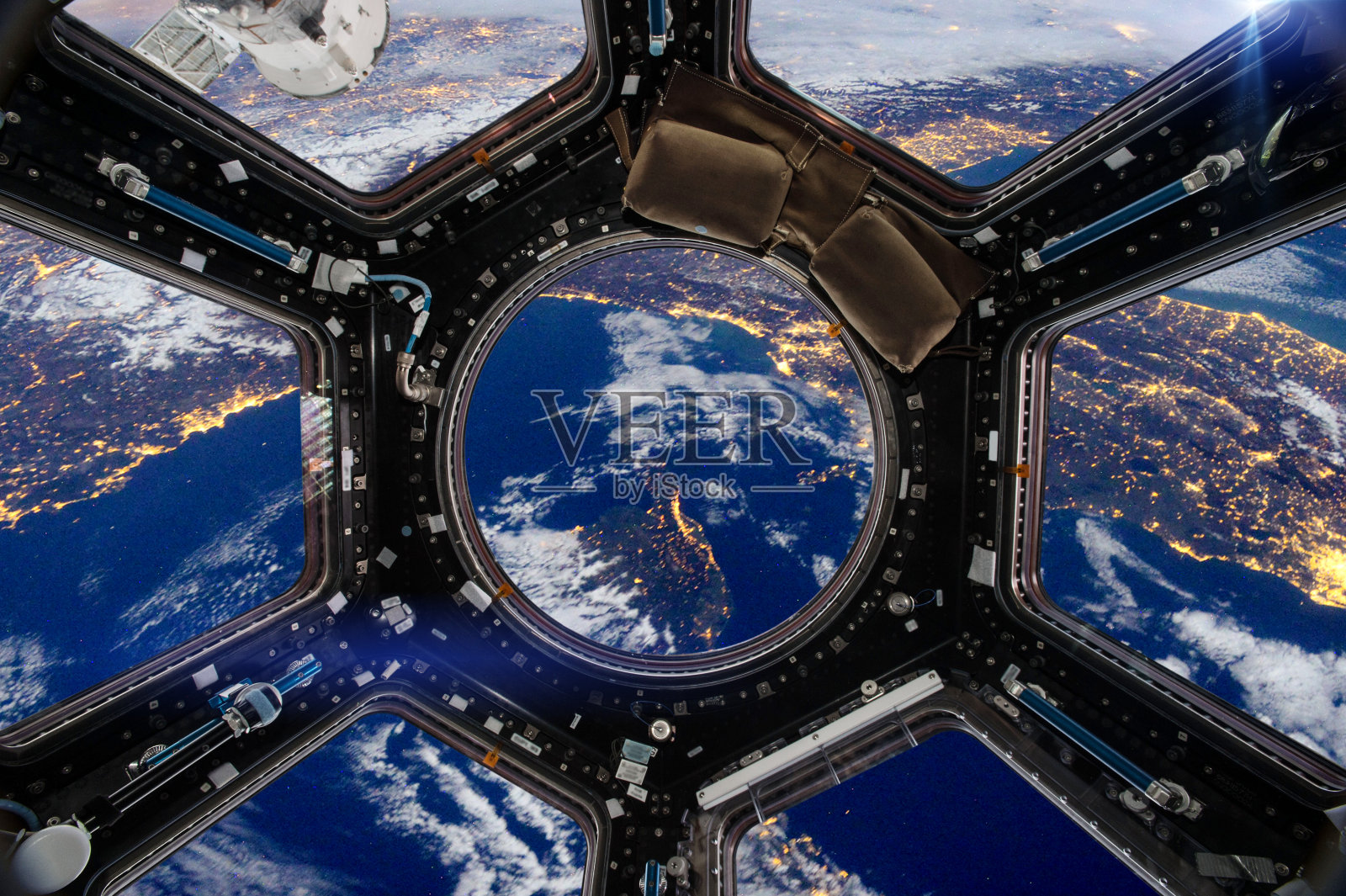 地球和宇宙飞船。由NASA提供的图像元素。照片摄影图片
