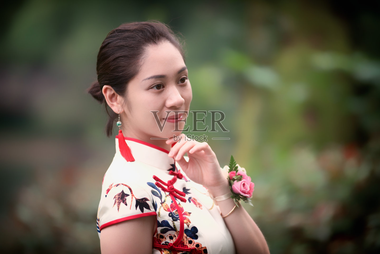 美丽的中国女子站在绿植茂盛的河岸上照片摄影图片