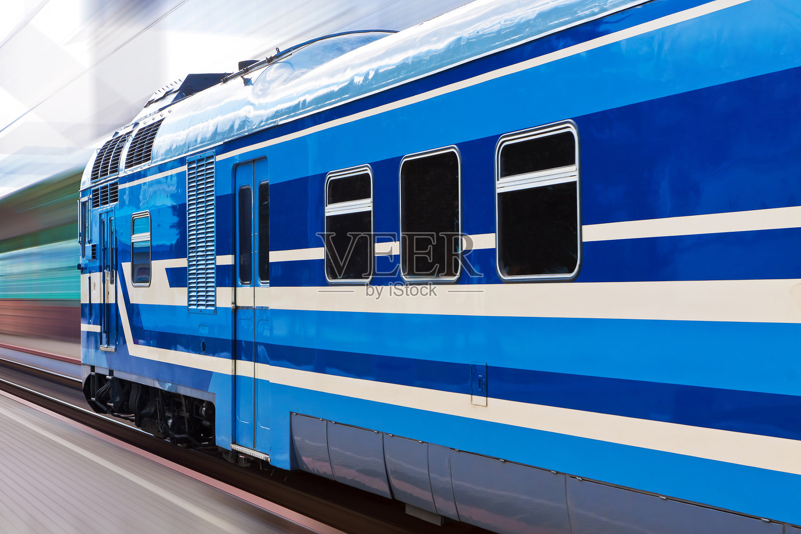 带有运动模糊效果的蓝色高速列车照片摄影图片