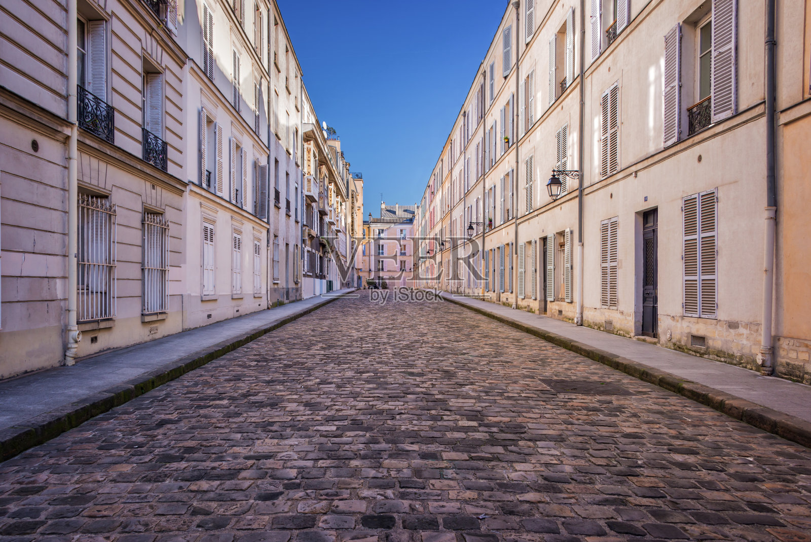 法国巴黎风景如画的鹅卵石街道照片摄影图片
