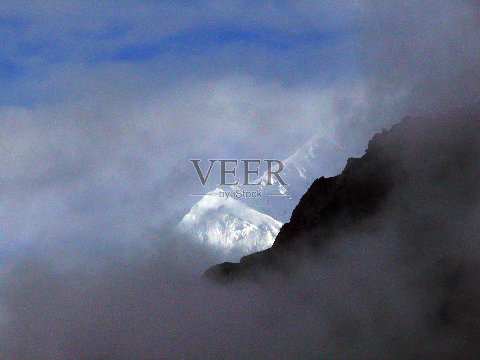 喜马拉雅山峰透过厚重的季风云照片摄影图片