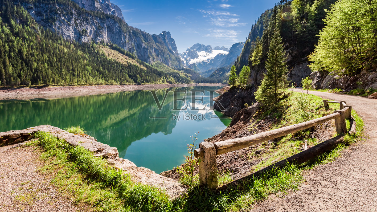 欧洲，奥地利，阿尔卑斯山，戈索湖，阳光明媚的日出照片摄影图片