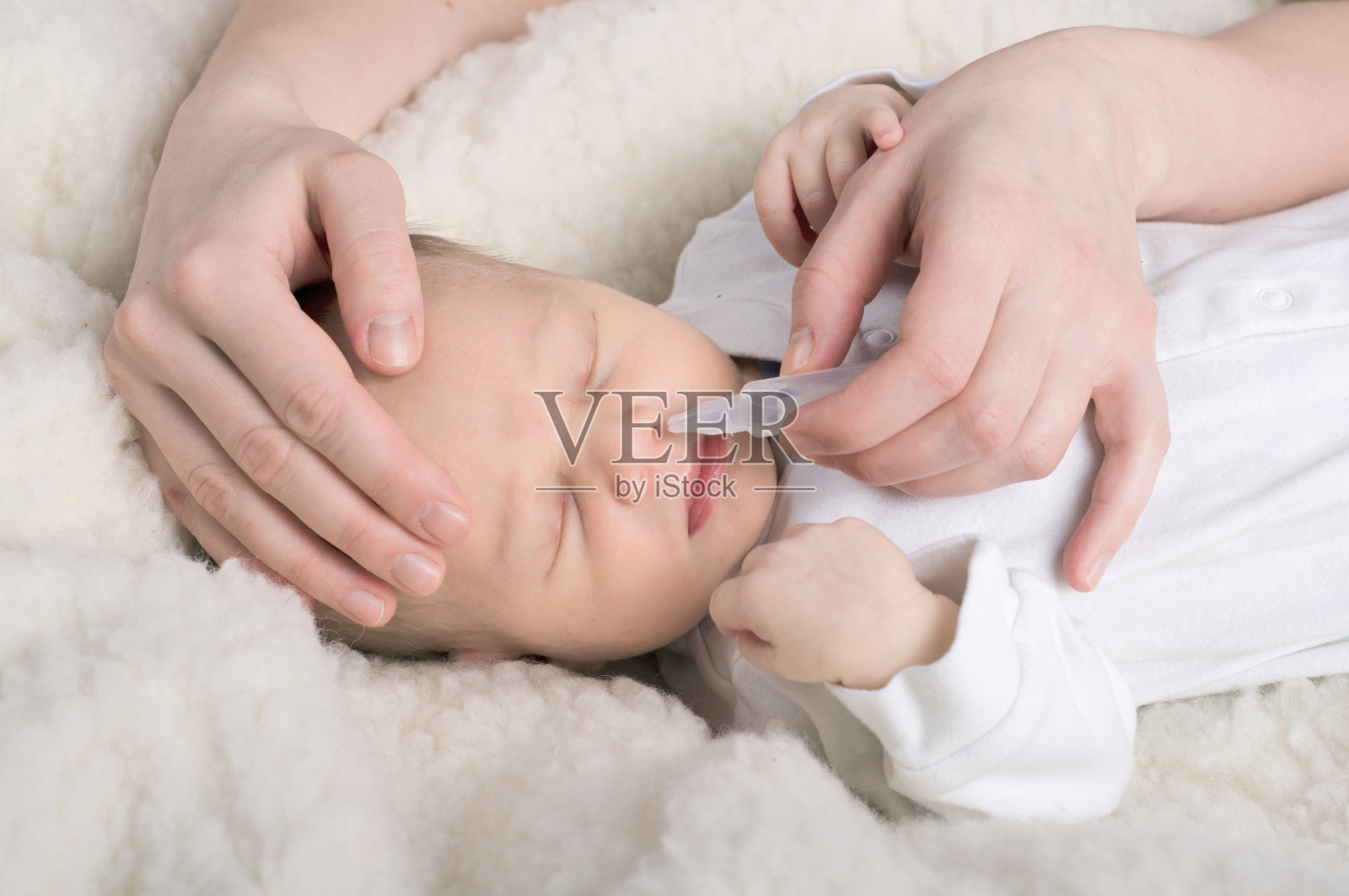 新生婴儿滴鼻液照片摄影图片