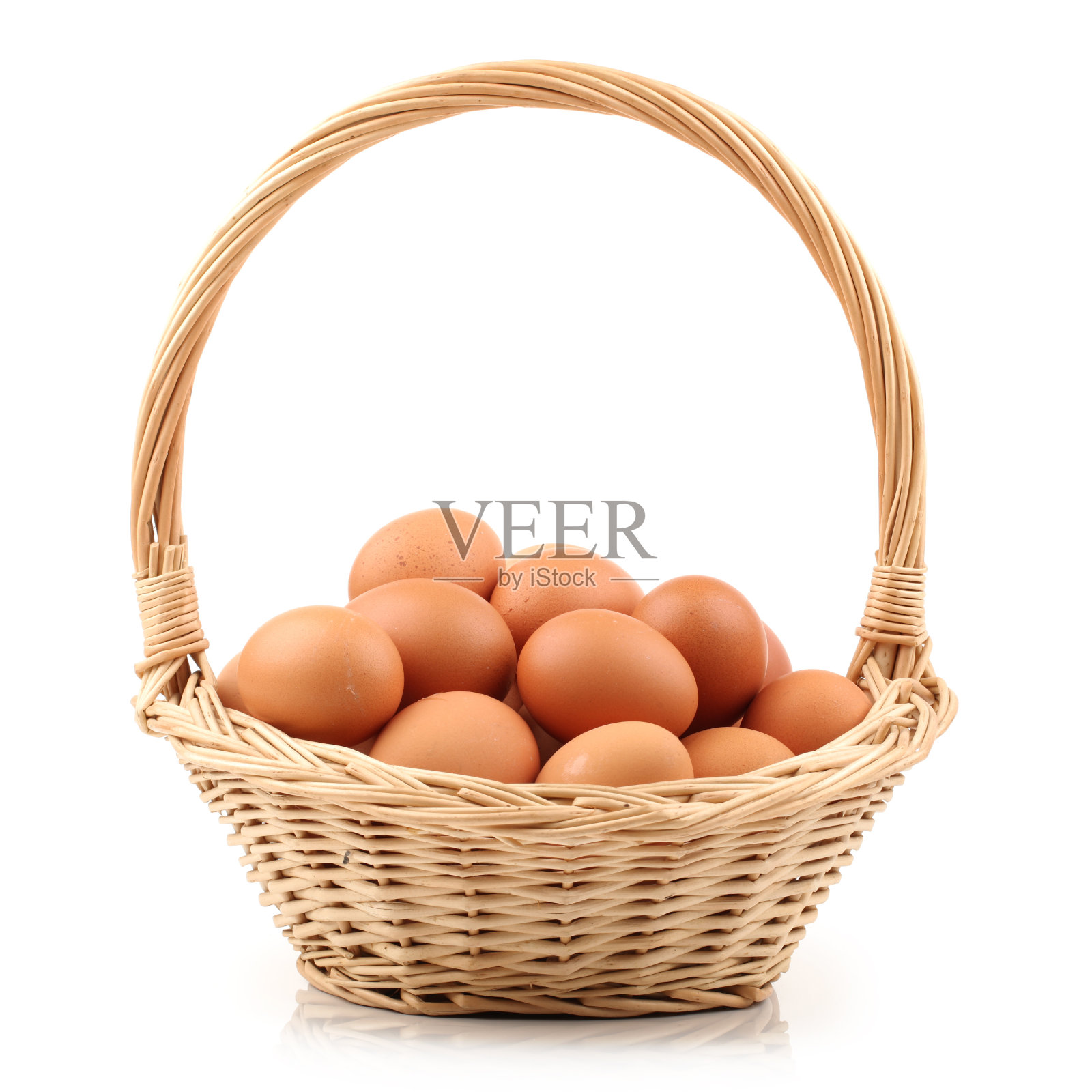白色背景的篮子里的鸡蛋照片摄影图片