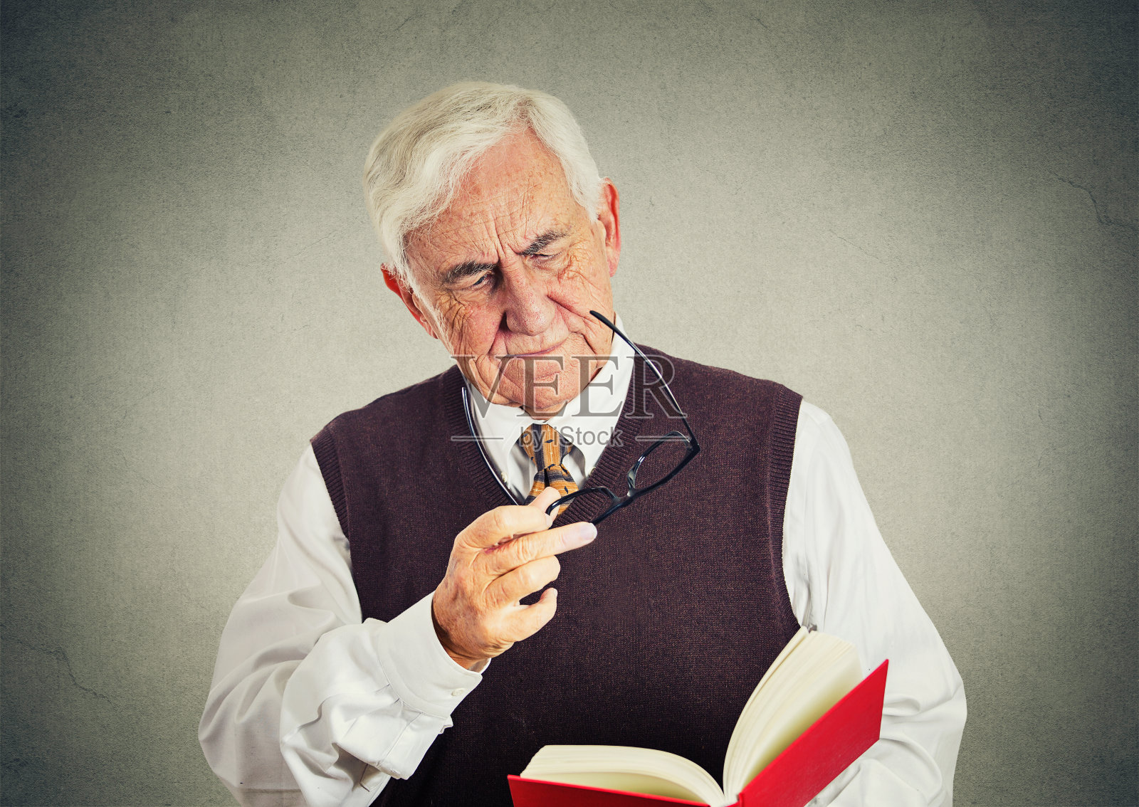 老人拿着书，戴着眼镜，视力有问题不能看书照片摄影图片