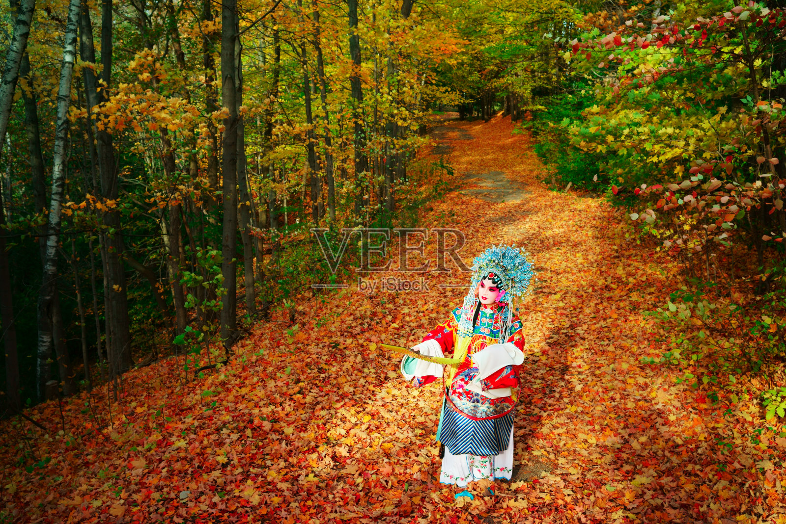 加拿大多伦多秋季户外公园的歌剧演员照片摄影图片