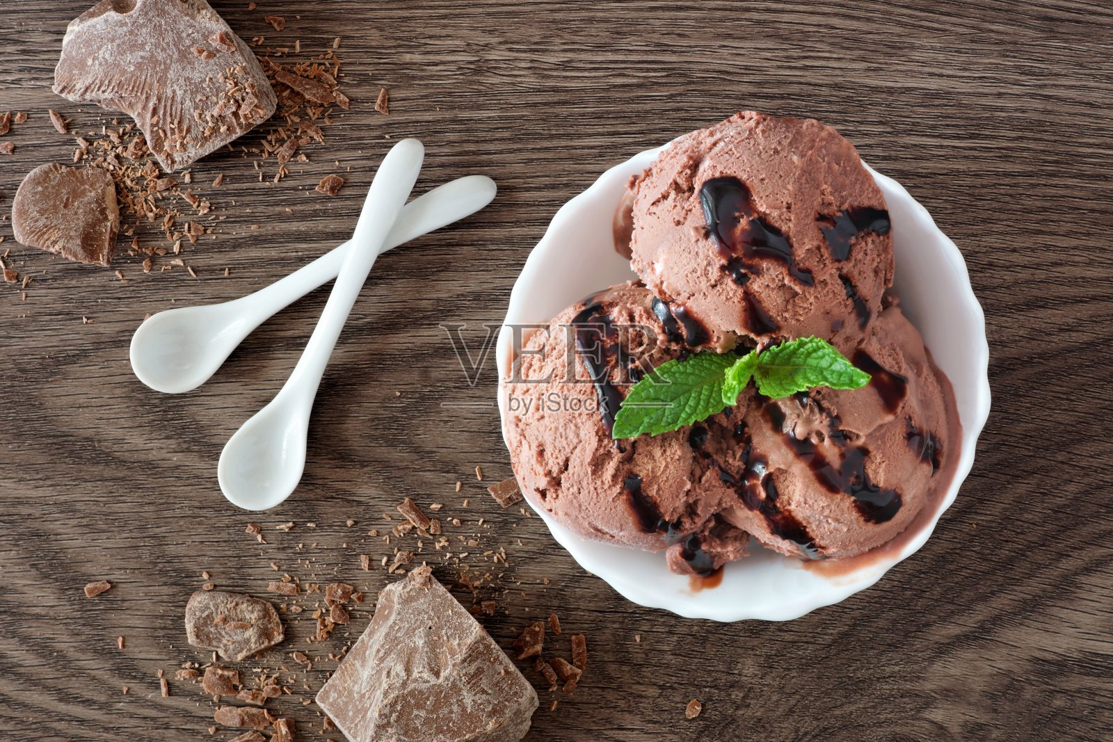 一碗巧克力冰淇淋，上面的场景在木头上照片摄影图片