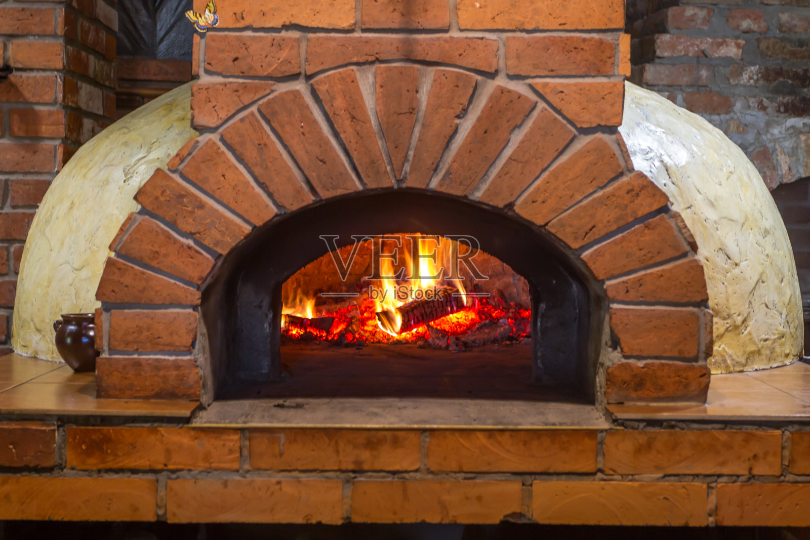 火在一个木制披萨烤箱里燃烧照片摄影图片