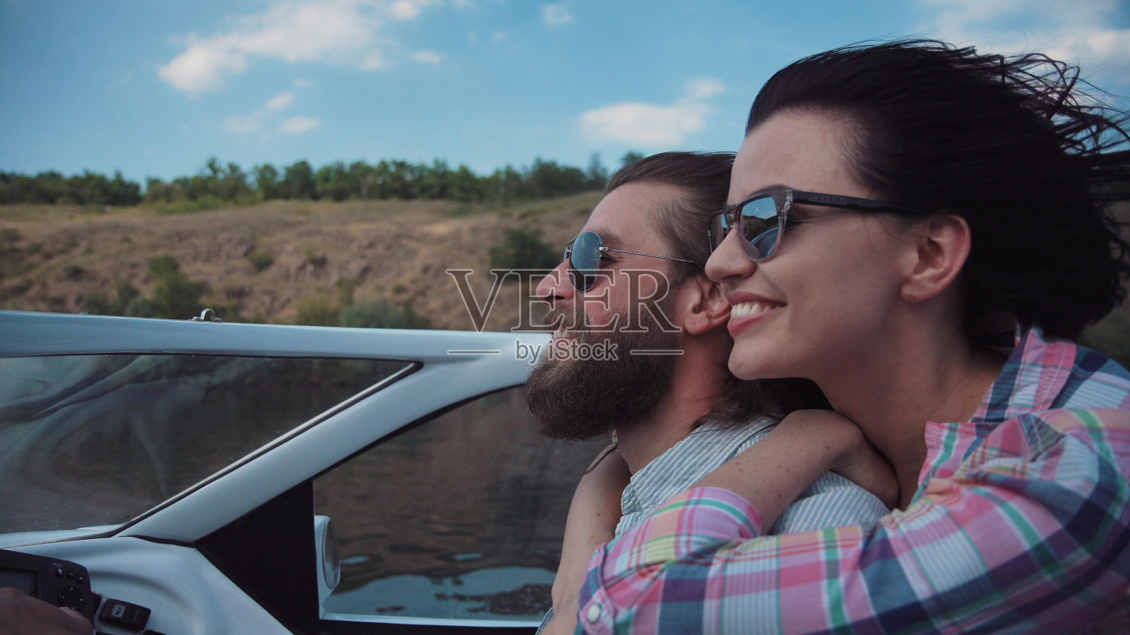 一对年轻夫妇乘着摩托艇疾驰而去照片摄影图片