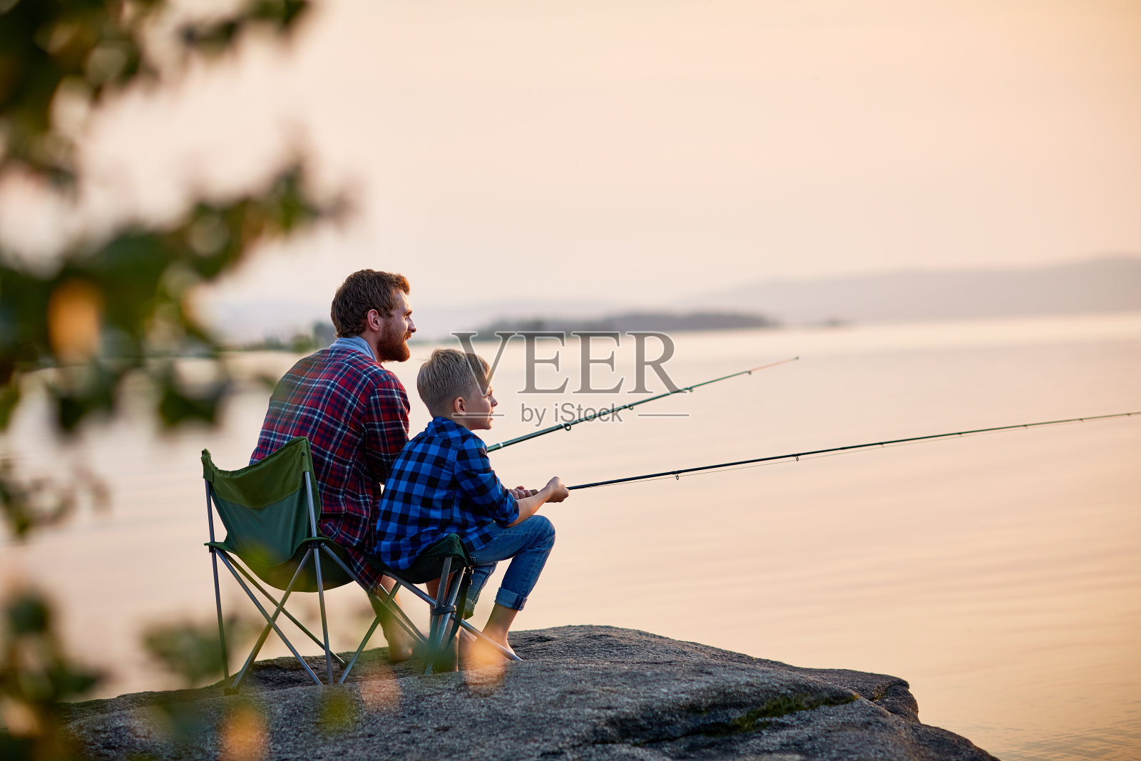 父亲和儿子一起钓鱼照片摄影图片