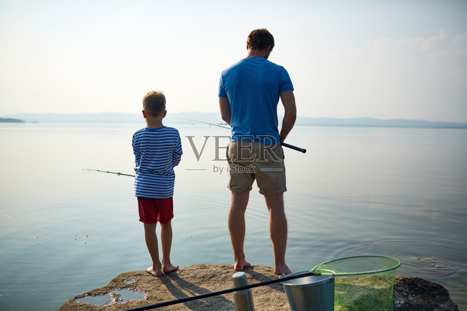 父子在湖边钓鱼照片摄影图片