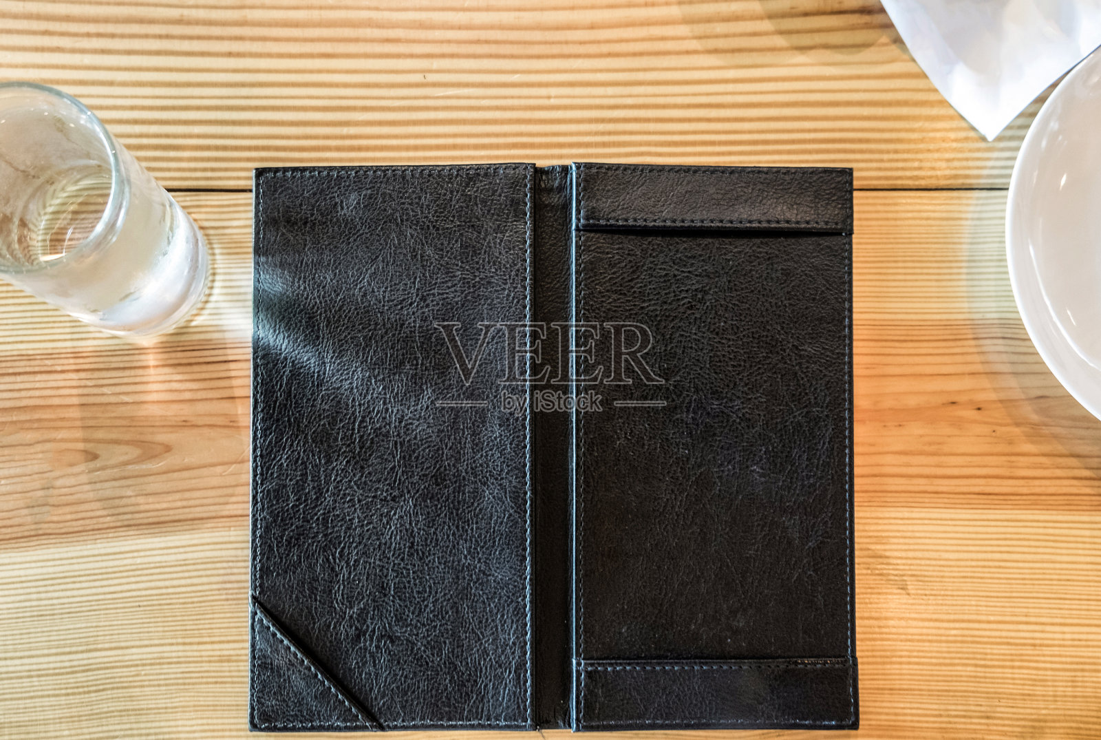 黑色皮革托盘空白空间付款账单在桌上照片摄影图片