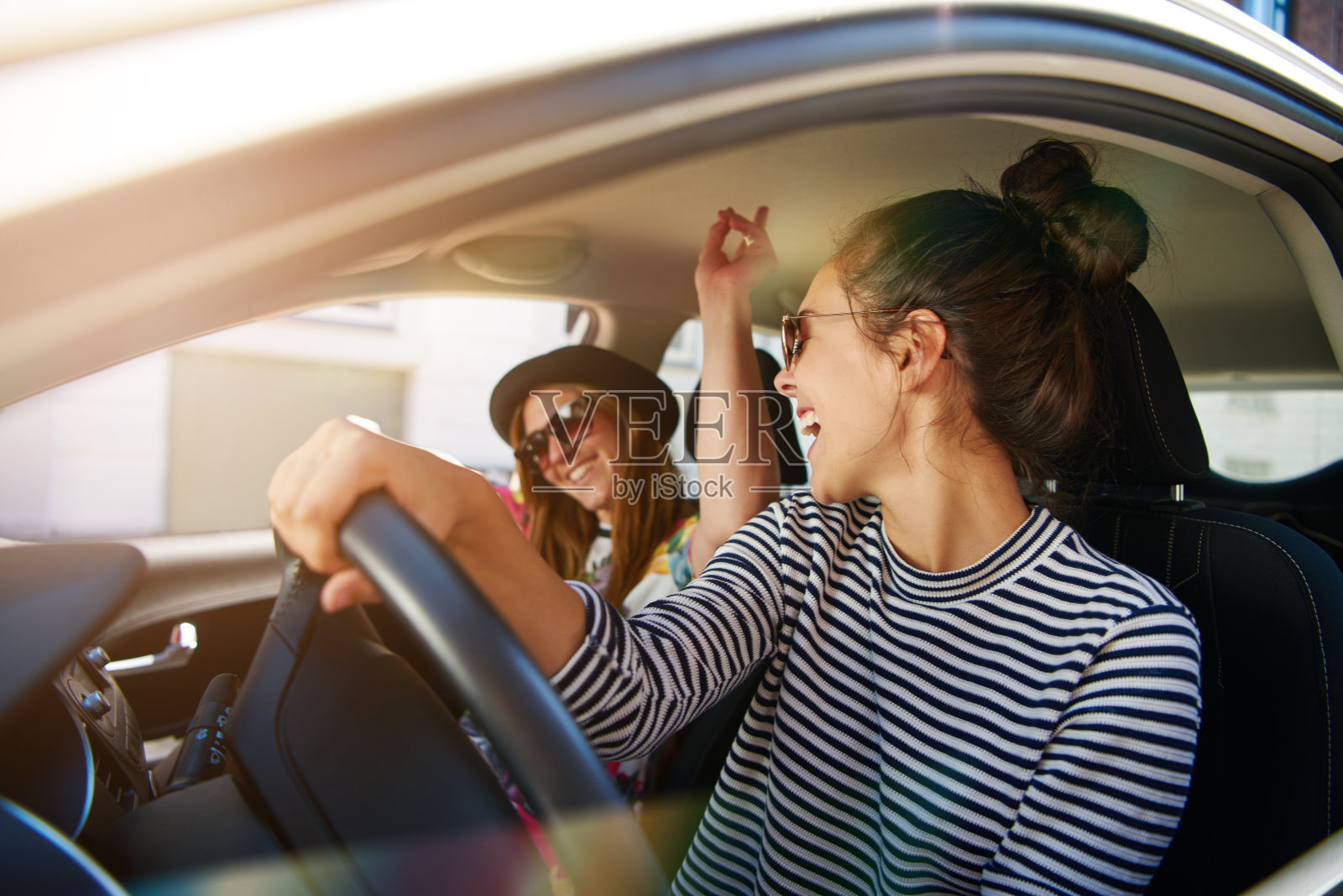 两个年轻女人在街上开车玩得很开心照片摄影图片