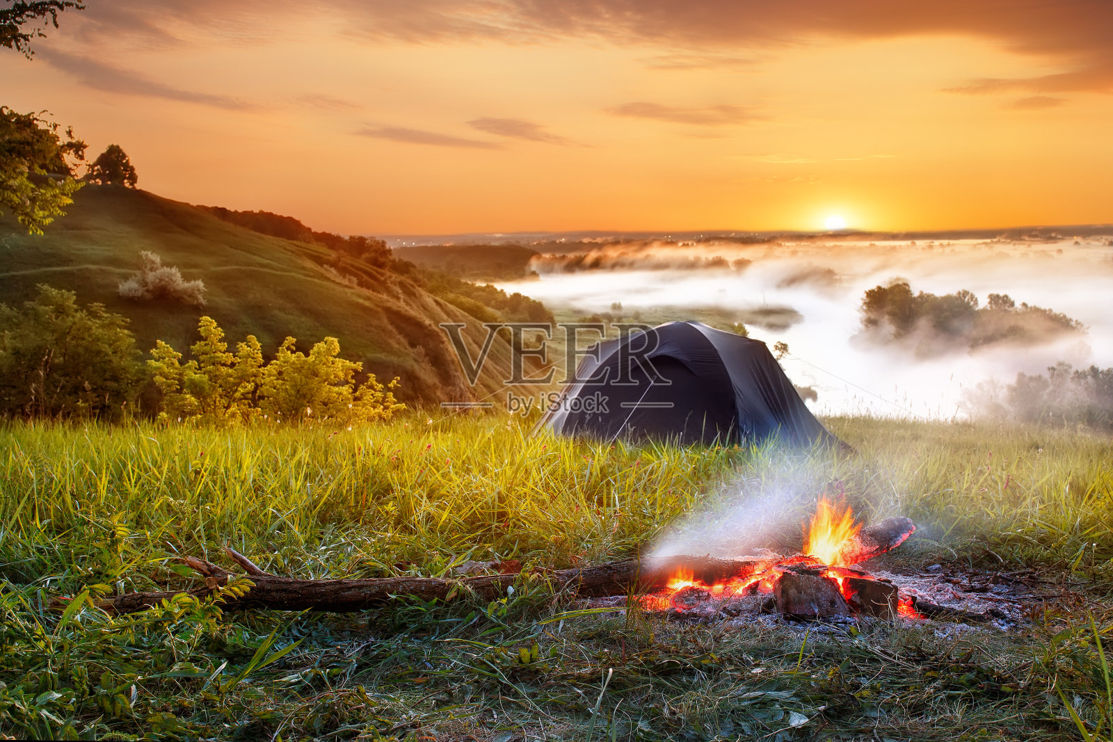 日出时，篝火和帐篷照片摄影图片