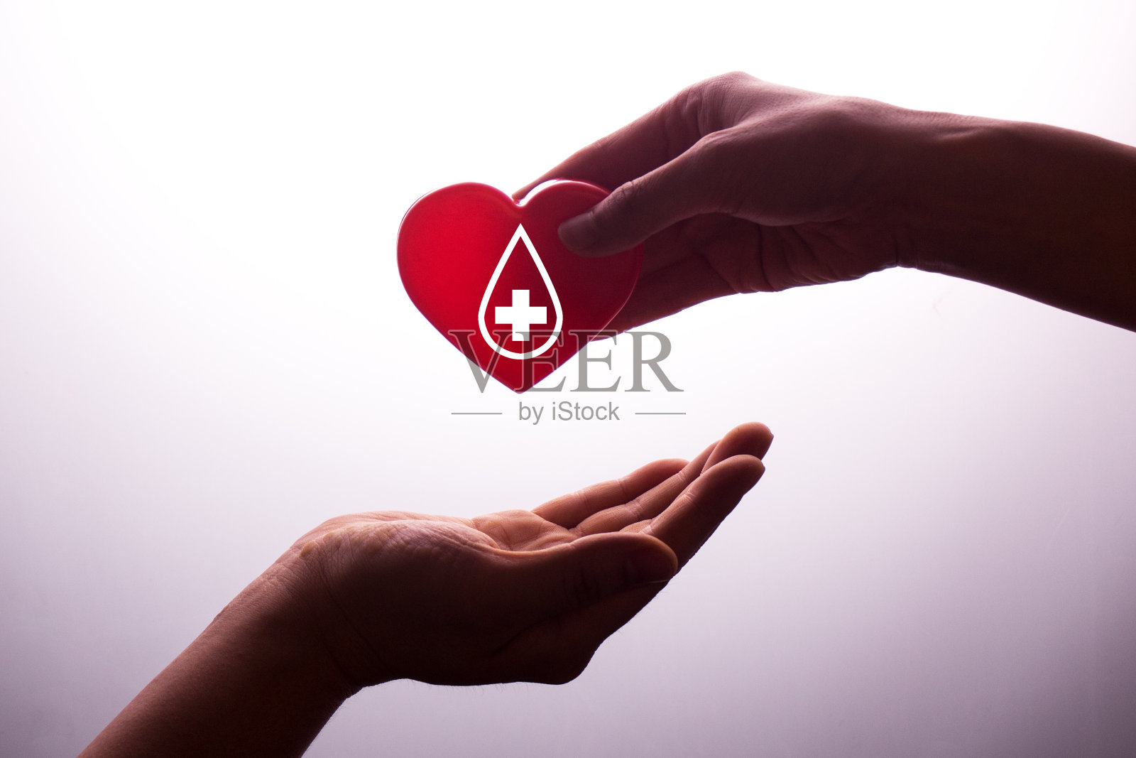 一只手给一只手献一颗红心——献血，世界献血者日照片摄影图片