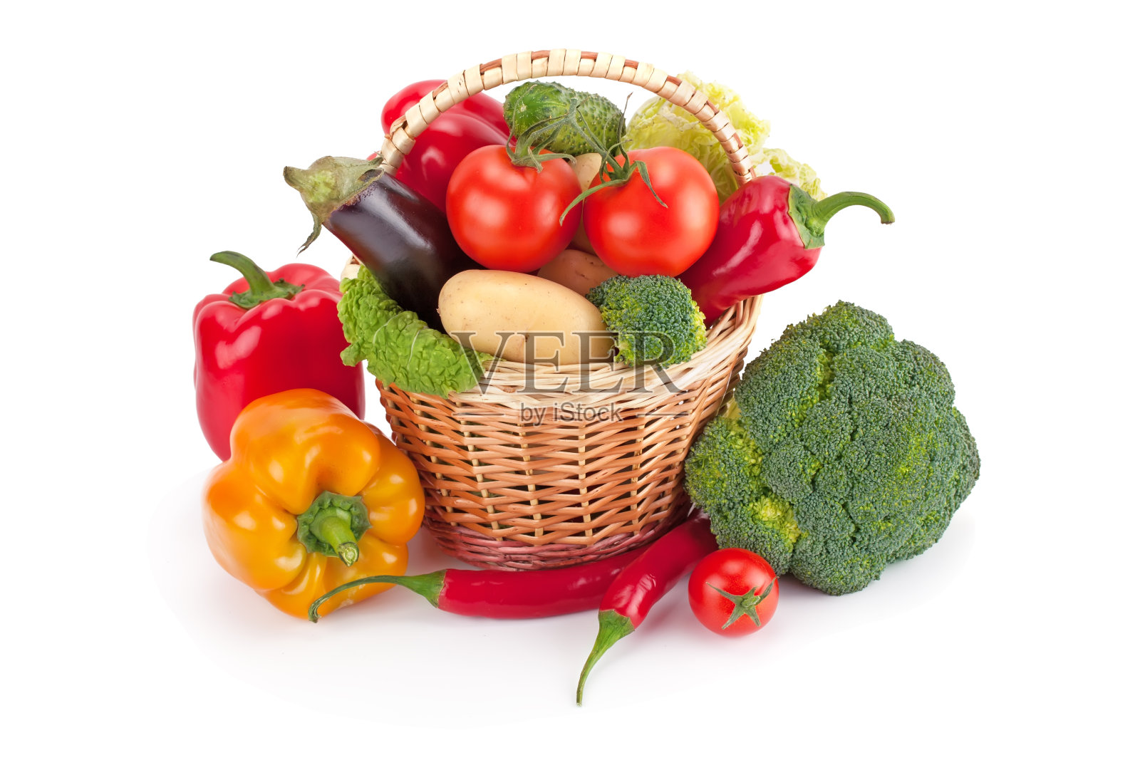新鲜成熟的蔬菜排列在一个篮子里照片摄影图片