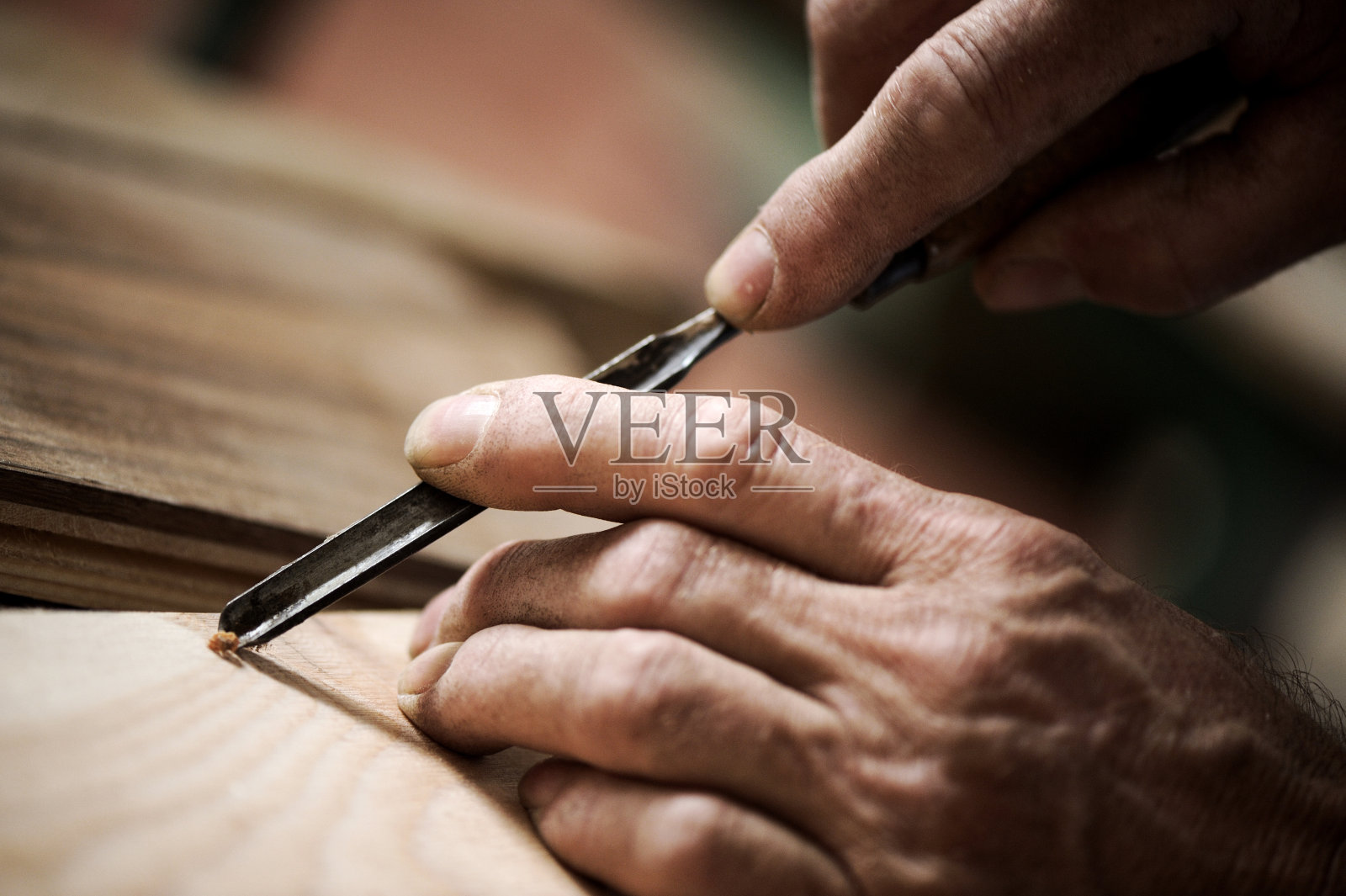 特写的木材工匠的手雕刻细节照片摄影图片