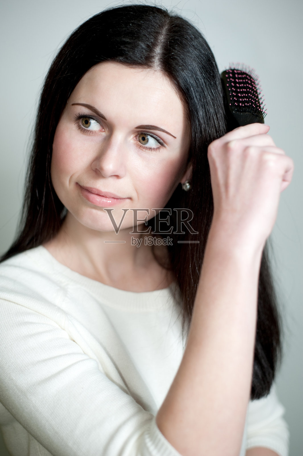 女人用发刷梳理她的长发照片摄影图片
