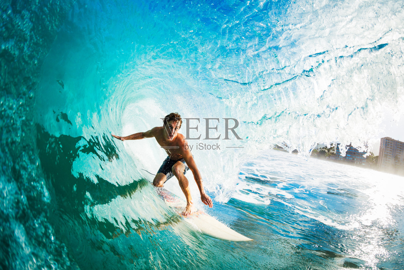一个冲浪者骑在一个巨大的蓝色波浪的特写照片摄影图片