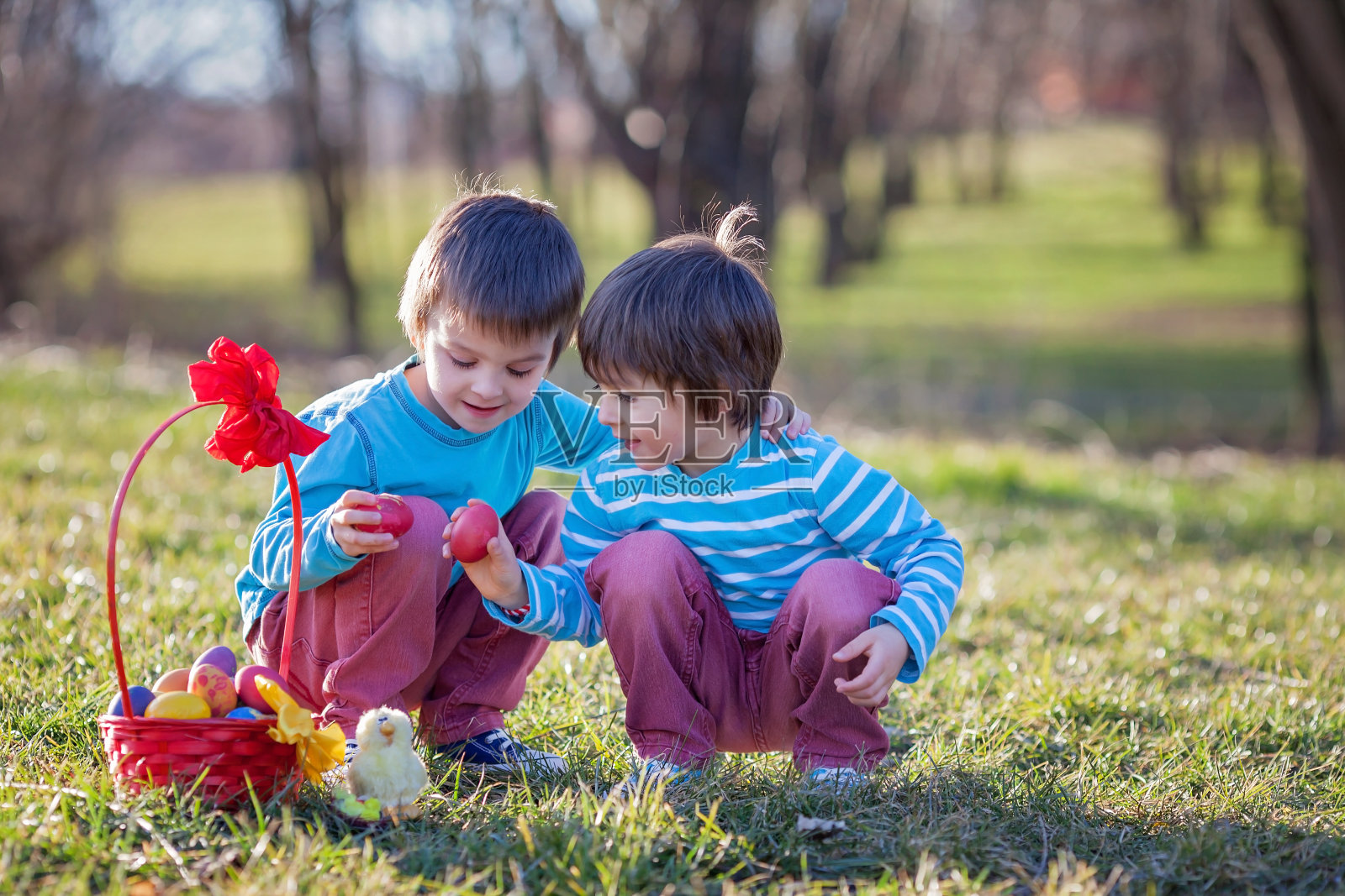 两个男孩在公园里玩彩蛋照片摄影图片