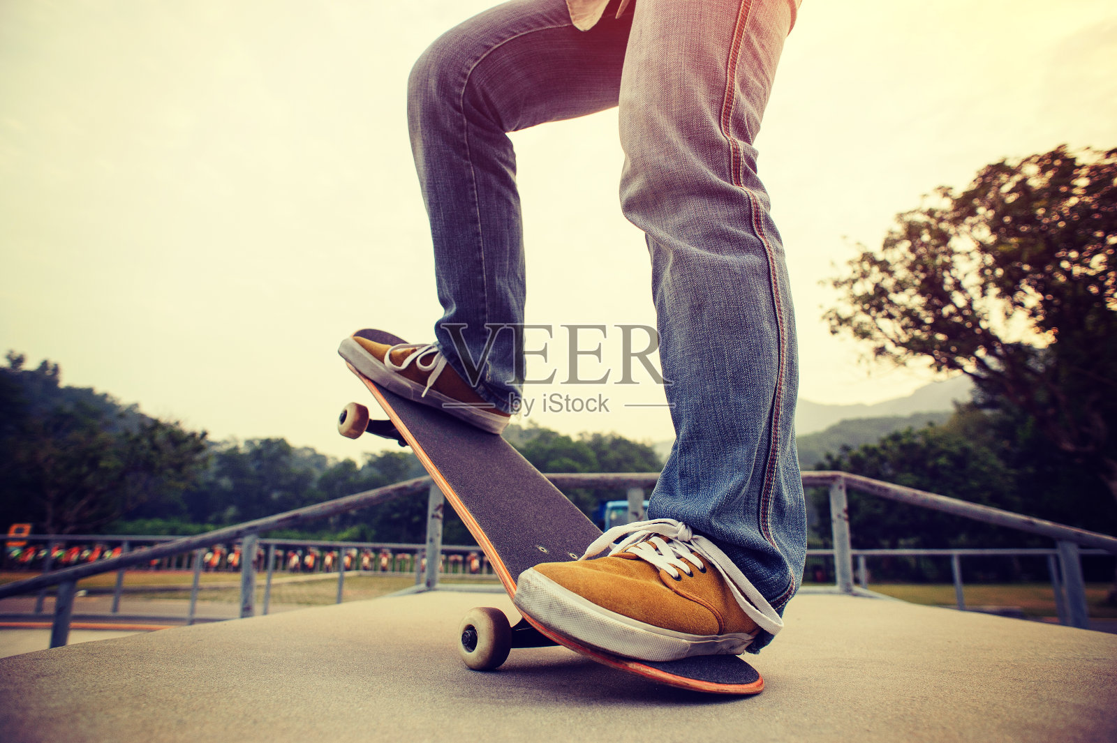 在滑板公园玩滑板的人照片摄影图片