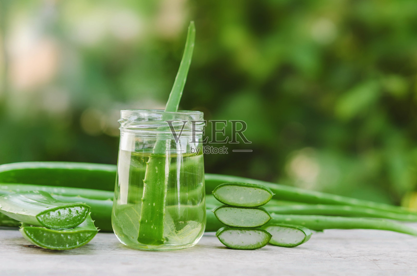 芦荟是一种非常有用的草药，用于皮肤治疗和水疗护理。照片摄影图片