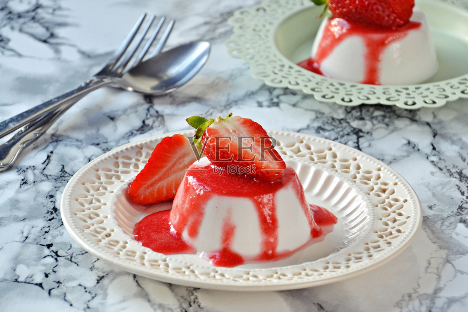 素食椰子意式奶冻配草莓酱照片摄影图片