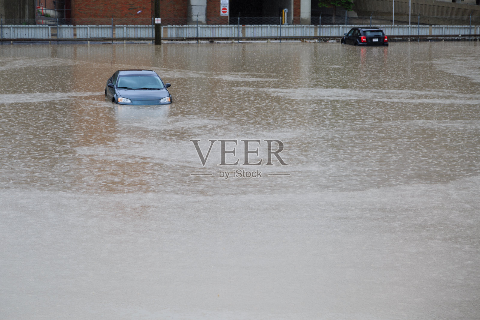 停车场被淹，两辆车被淹照片摄影图片