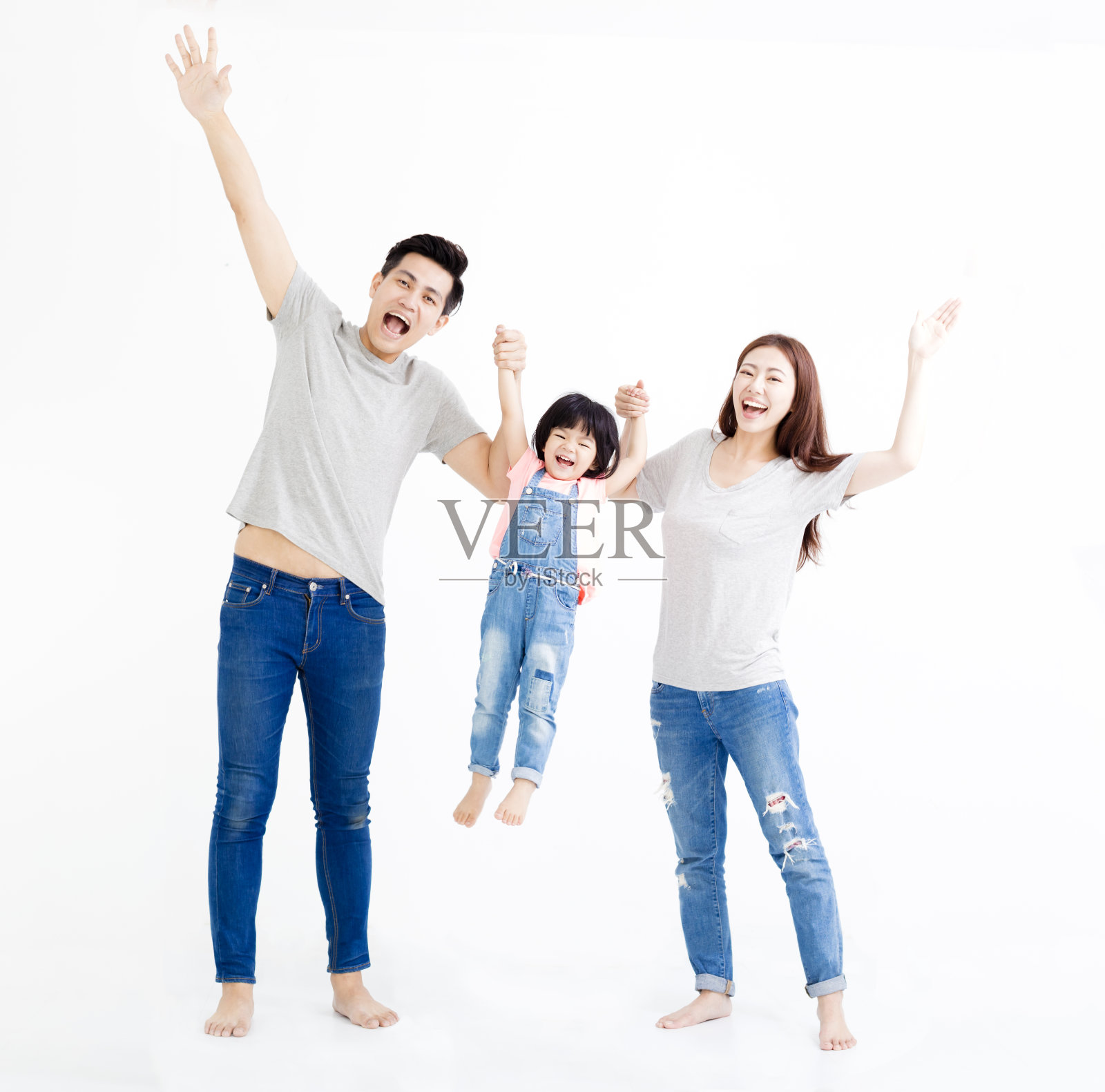 幸福的亚洲家庭站在一起，孤立的白人照片摄影图片