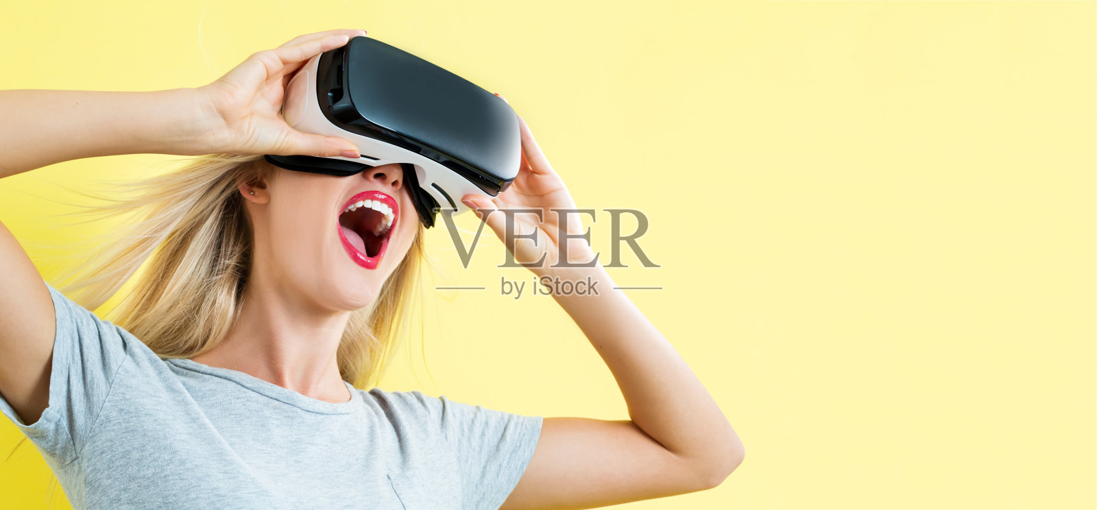 年轻女子戴着虚拟现实头盔照片摄影图片