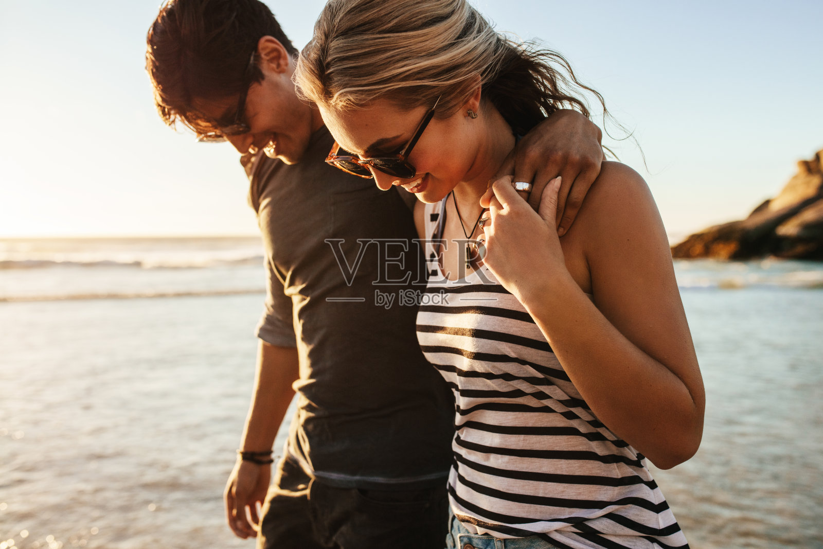 快乐的年轻夫妇在海滩度假照片摄影图片