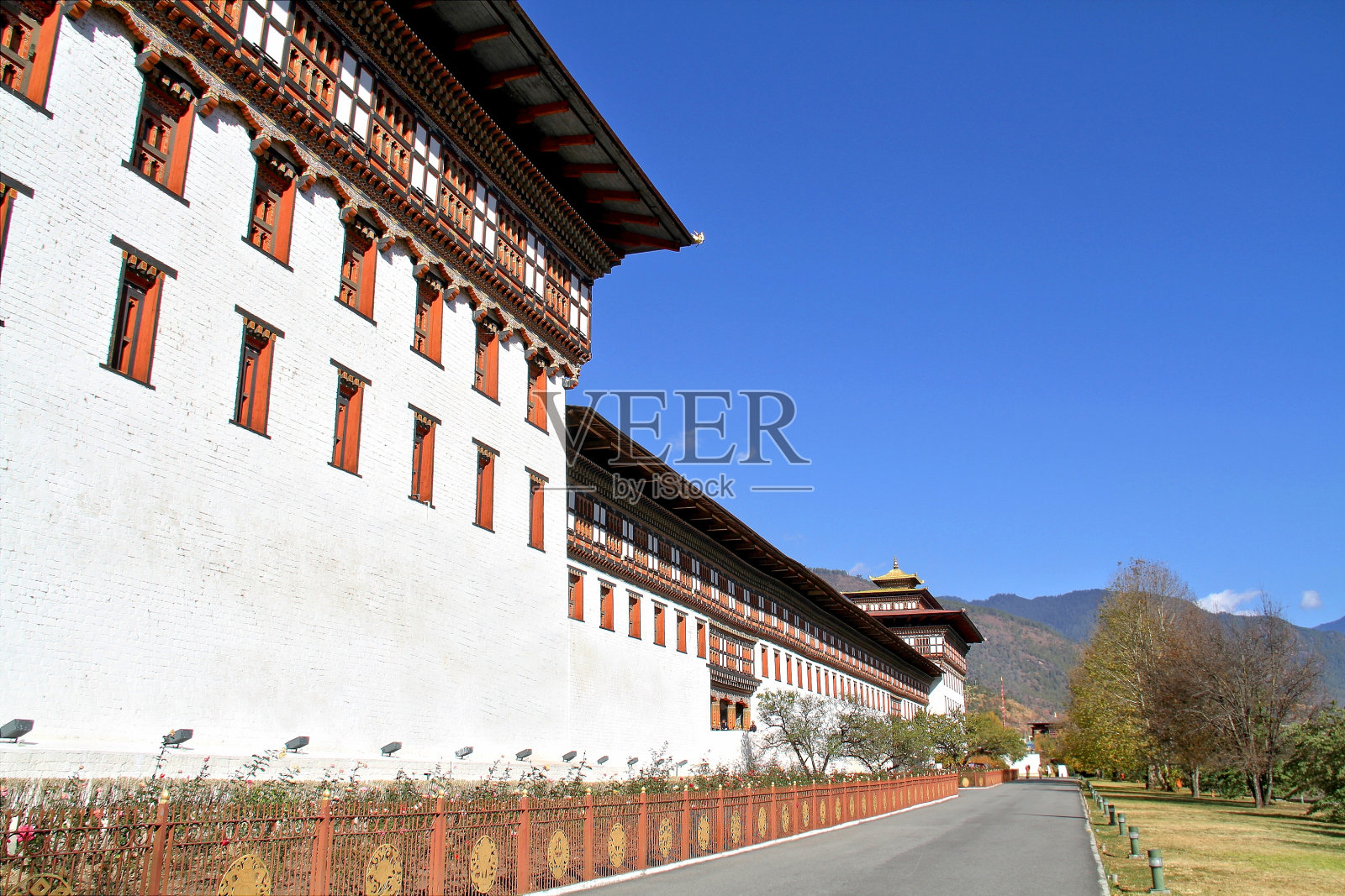 Tashicho Dzong或廷布宫。不丹廷布市北部边缘的一座佛教寺庙和要塞。照片摄影图片