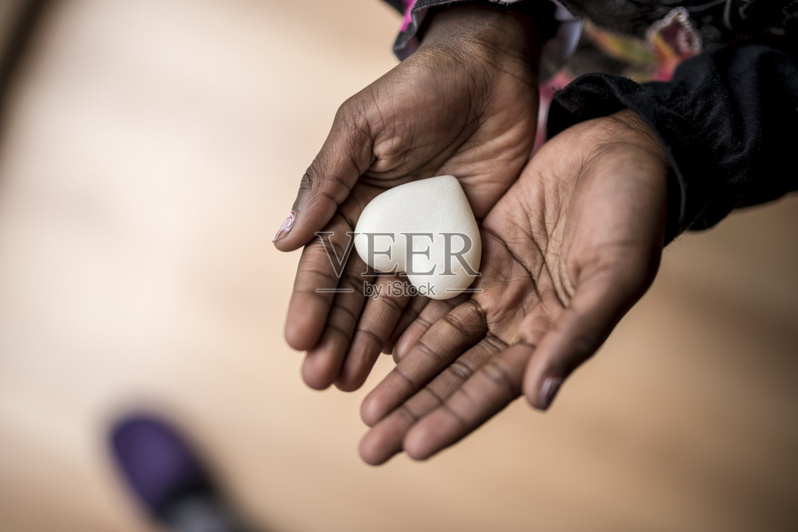 非裔美国女孩手里拿着大理石做的心照片摄影图片